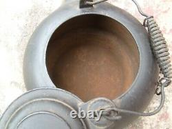 Antique ERIE No. 9 Gate Marked Cast Iron Tea Pot Kettle withoriginal Hang Chain