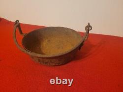 Antique Early Vintage Cast Iron Pot Kettle Cookware 3 feet with handle gate mark