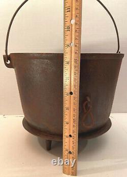 Antique Three Leg Cast Iron Bean Cauldron Pot with Heat Ring