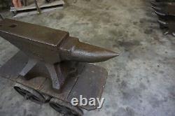 BEAUTIFUL 300 lb. FISHER BLACKSMITH ANVIL SOLID CAST IRON W STEEL FACE PLATE