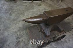 BEAUTIFUL 300 lb. FISHER BLACKSMITH ANVIL SOLID CAST IRON W STEEL FACE PLATE