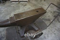 BEAUTIFUL 300 lb. FISHER BLACKSMITH ANVIL SOLID CAST IRON W STEEL FACE PLATE