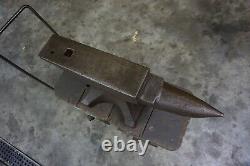 BEAUTIFUL 300 lb. FISHER BLACKSMITH ANVIL SOLID CAST IRON W STEEL FACE PLATE