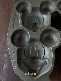 Lodge Walt Disney Mickey Mouse Collectible Cast Iron Muffin Pan Cake 17210 NWT