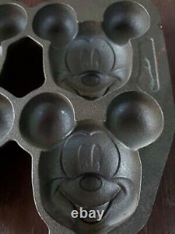 Lodge Walt Disney Mickey Mouse Collectible Cast Iron Muffin Pan Cake 17210 NWT