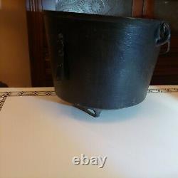 Vintage No. 6 Cast Iron 3 Leg Kettle, Bean Pot, 8-3/4 O. D, 4 lbs 8 oz. RARE