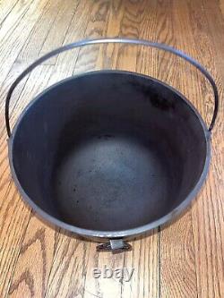 Vintage No. 7 Cast Iron 3 Leg Kettle, Bean Pot, 9-3/8 Dia, Gate Mark