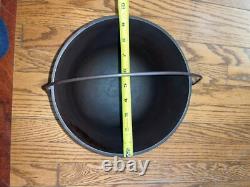 Vintage No. 7 Cast Iron 3 Leg Kettle, Bean Pot, 9-3/8 Dia, Gate Mark