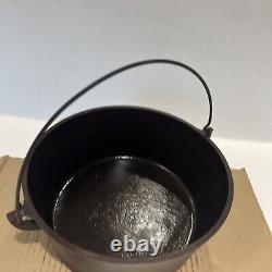 Vintage cast iron dutch oven #10 3 Footed Sits Flat