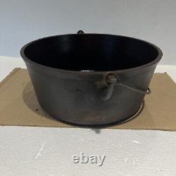Vintage cast iron dutch oven #10 3 Footed Sits Flat