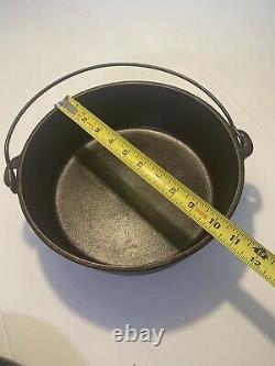 Vintage cast iron dutch oven #10 Bail Lid 3 Footed Sits Flat No Spin Very Heavy