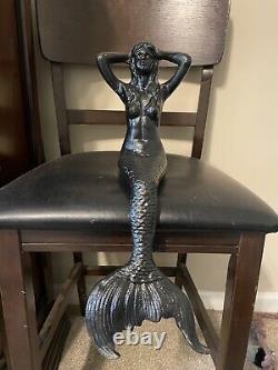 19 Mermaid assise en fonte de fer verdigrisée d'environ 10 lb