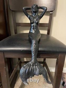 19 Mermaid assise en fonte de fer verdigrisée d'environ 10 lb