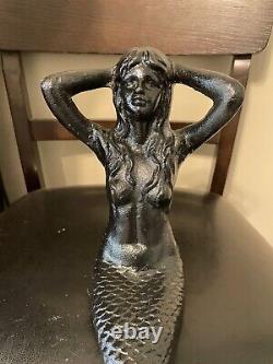 19 Mermaid assise en fonte de fer verdigrisée d'environ 10 lb