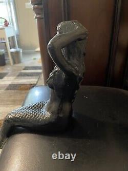 19 Mermaid assise en fonte de fer verdigrisée d'environ 10 lb
