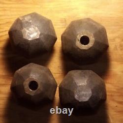 4 Boutons de canon en fonte ancienne forgée / Pieds 1,5 livres. Filetés 2-1/8