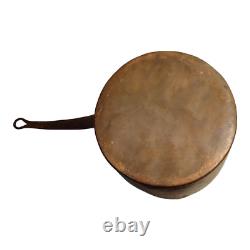 Ancienne grande marmite en cuivre martelé français de 11,5 pouces, poids de 7 livres et 3 onces, poignée en fonte.