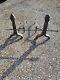 Antique Hammed Cast Iron Peerless Andirons And Poker. Lb<br/><br/>les Anciens Chenets En Fonte Martelée Peerless Et Le Poker. Lb