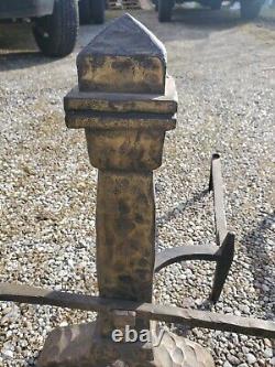 Antique Hammed Cast Iron Peerless Andirons And Poker. LB<br/>
<br/> Les anciens chenets en fonte martelée Peerless et le poker. LB