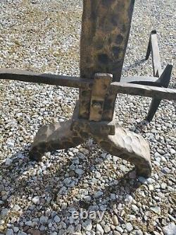 Antique Hammed Cast Iron Peerless Andirons And Poker. LB	<br/>  <br/>	

	Les anciens chenets en fonte martelée Peerless et le poker. LB