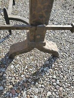 Antique Hammed Cast Iron Peerless Andirons And Poker. LB	
<br/><br/> Les anciens chenets en fonte martelée Peerless et le poker. LB