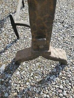 Antique Hammed Cast Iron Peerless Andirons And Poker. LB <br/> 
<br/>	  Les anciens chenets en fonte martelée Peerless et le poker. LB