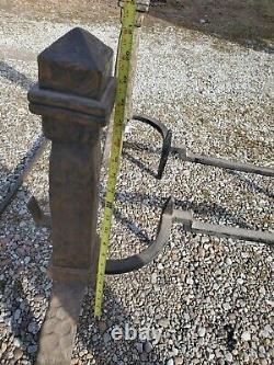 Antique Hammed Cast Iron Peerless Andirons And Poker. LB
 <br/>
 
 <br/>   Les anciens chenets en fonte martelée Peerless et le poker. LB