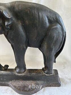 Arrêt de porte en fonte antique représentant un éléphant de Bradley Hubbard
