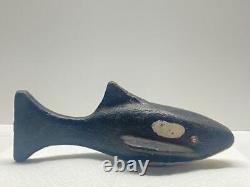 Art populaire VTG 9.5 et pèse 7 lbs. BAC À PORTE EN FONTE EN FORME DE BALEINE PEINT À LA MAIN