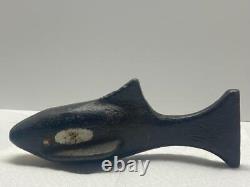 Art populaire VTG 9.5 et pèse 7 lbs. BAC À PORTE EN FONTE EN FORME DE BALEINE PEINT À LA MAIN
