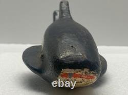 Art populaire VTG 9.5 et pèse 7 lbs. BAC À PORTE EN FONTE EN FORME DE BALEINE PEINT À LA MAIN