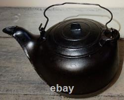 Bouilloire à thé en fonte ancienne des années 1800 avec poignée en métal, marque de portail et pas de trous