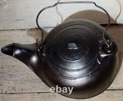 Bouilloire à thé en fonte ancienne des années 1800 avec poignée en métal, marque de portail et pas de trous