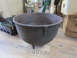 Grand chaudron en fonte antique avec marque de portail, marqué 12 A 12 1/2