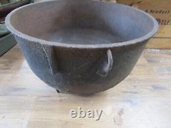 Grand chaudron en fonte antique avec marque de portail, marqué 12 A 12 1/2
