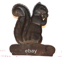 Joli doorstop en fonte antique en forme d'écureuil mangeant une noix 11,25 x 9,75, 9,8 lbs, B&H