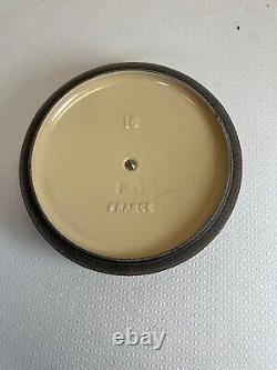 La cocotte Le Creuset de 1,75 pintes avec poignée en acier inoxydable et émail en cerise avec une légère imperfection en fonte.