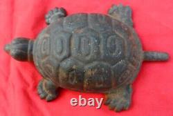 Lourd (3 livres) Antique TORTUE EN FONTE 7 1/2 x 5 1/2 Signée avec 'S'