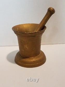 Mortier et pilon en fonte ancienne, belle patine, 10 livres, de grande taille.