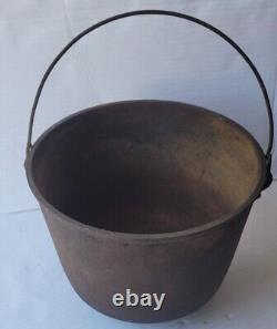 Pot à haricots en fonte de 7,5 pouces de hauteur, à 3 pieds et 9,5 pouces de diamètre, en très bon état, non assaisonné