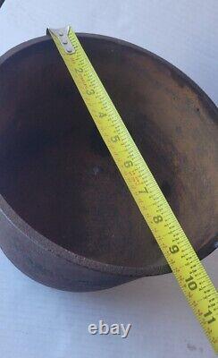 Pot à haricots en fonte de 7,5 pouces de hauteur, à 3 pieds et 9,5 pouces de diamètre, en très bon état, non assaisonné