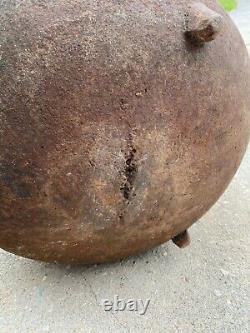 Pot de chaudron en fonte ancienne de grande taille pour le campement de cow-boy, la bouilloire de feu de sorcière gitane.