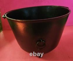 Pot en fonte Vintage Wagner Sidney O n° 8 à trois pieds, bouilloire régulière 1890-1940.