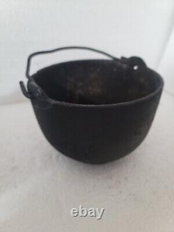 Rare Antique Cast Iron Black Ware Kettle Pot Avec Poignée Décor Non Marqué Cowboy