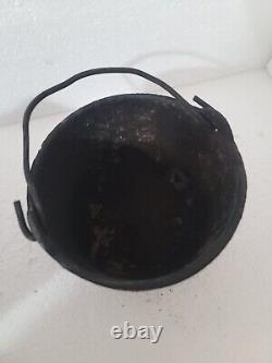 Rare Antique Cast Iron Black Ware Kettle Pot Avec Poignée Décor Non Marqué Cowboy