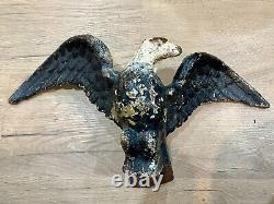 Rare Antique Weathered Cast Iron American Eagle 28 Lbs Historic Decor 

<br/> 
 Traduction en français: Rare Aigle américain en fonte antique et patiné de 28 livres, décoration historique.