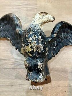 Rare Antique Weathered Cast Iron American Eagle 28 Lbs Historic Decor<br/>

Traduction en français: Rare Aigle américain en fonte antique et patiné de 28 livres, décoration historique.