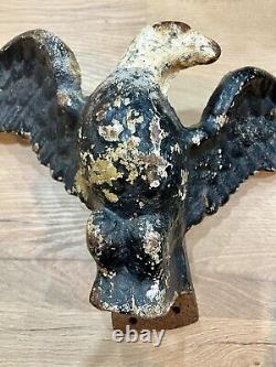 Rare Antique Weathered Cast Iron American Eagle 28 Lbs Historic Decor<br/>Traduction en français: Rare Aigle américain en fonte antique et patiné de 28 livres, décoration historique.