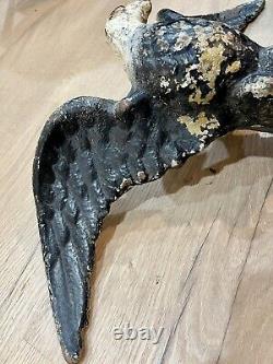 Rare Antique Weathered Cast Iron American Eagle 28 Lbs Historic Decor<br/>
Traduction en français: Rare Aigle américain en fonte antique et patiné de 28 livres, décoration historique.