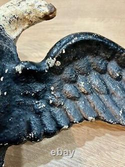 Rare Antique Weathered Cast Iron American Eagle 28 Lbs Historic Decor
<br/>  Traduction en français: Rare Aigle américain en fonte antique et patiné de 28 livres, décoration historique.